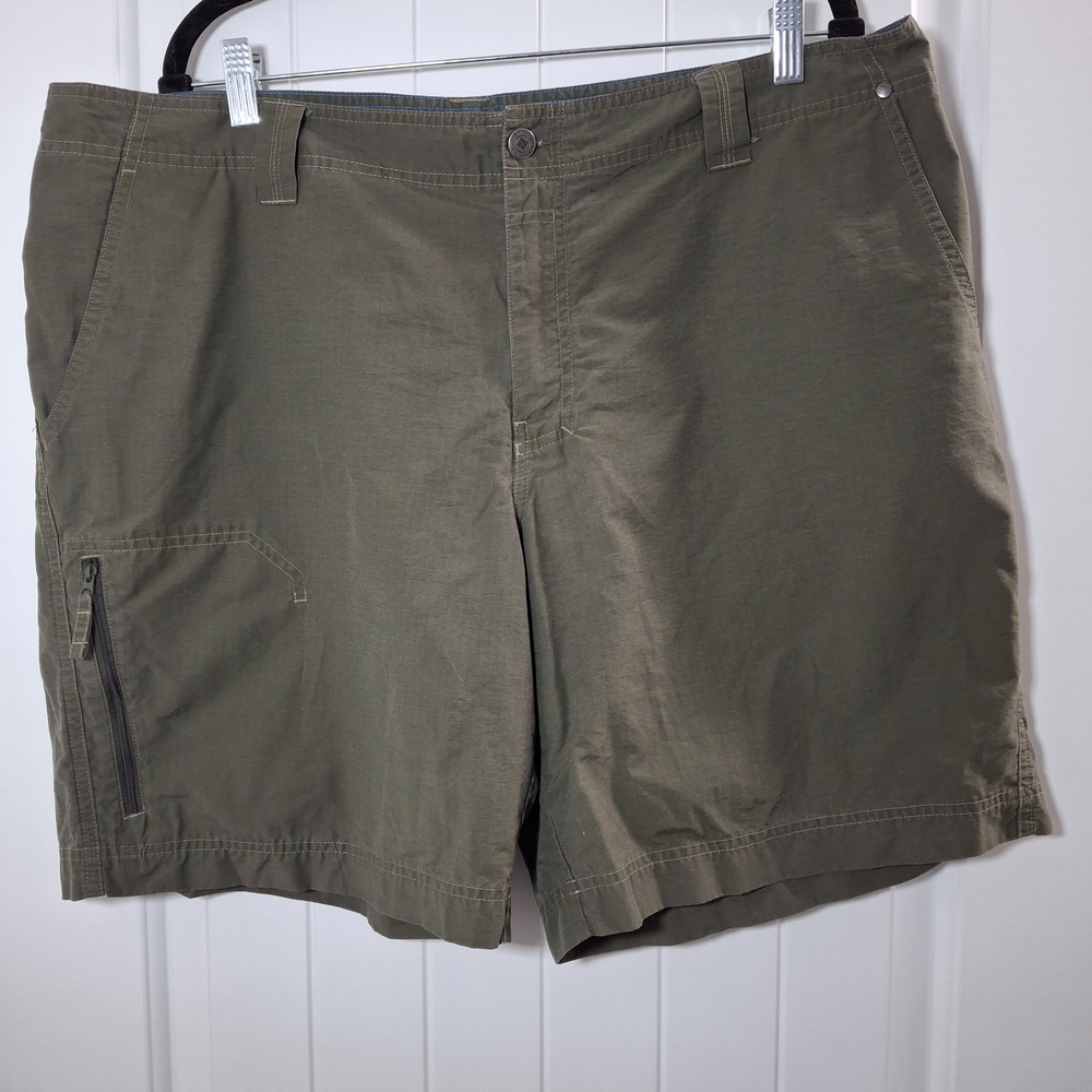 Columbia Omnishade  Olive Green Cargo Shorts Size 40w 9L
